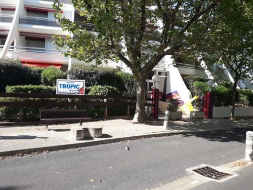 ein Schild an der Seite einer Straße neben einem Gebäude in der Unterkunft Studio cabine climatisé avec parking au Couchant in La Grande-Motte