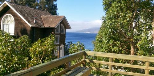 a small house with the ocean in the background at AmbienteMar Cabañas in Papudo