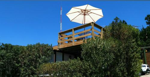 a building with an umbrella on top of it at AmbienteMar Cabañas in Papudo