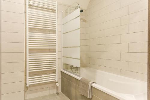 une salle de bain avec douche et miroir dans l'établissement Appartement de standing 8 Personnes centre historique de Colmar, à Colmar