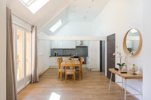une cuisine et une salle à manger avec une table et des chaises dans l'établissement Appartement de standing 8 Personnes centre historique de Colmar, à Colmar