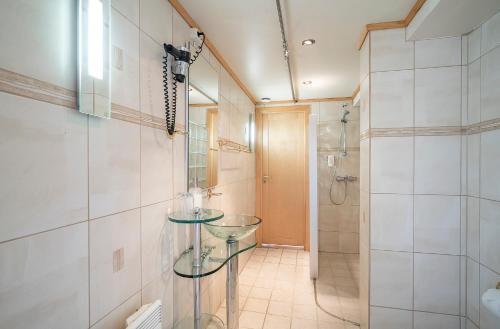 W łazience znajduje się szklana umywalka i prysznic. w obiekcie Hotel Utsikten - by Classic Norway Hotels w mieście Geiranger