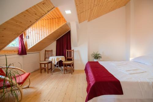 sypialnia z łóżkiem, stołem i krzesłami w obiekcie Bed&Wood in Center of Oradea 1 w mieście Oradea