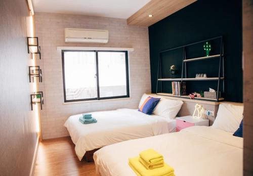 台南市にあるChu's Home類包棟家庭房#本國旅客須先匯款のベッド2台と窓が備わる客室です。