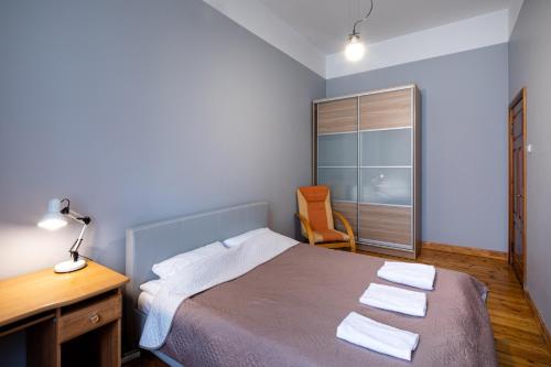 - une chambre avec un lit, un bureau et une chaise dans l'établissement Riga City Family Apartment, à Riga