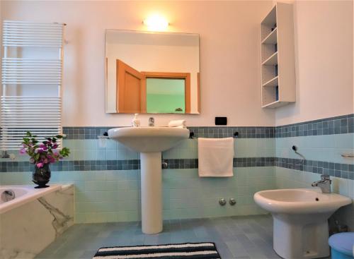 uma casa de banho com um lavatório e um espelho em B&B Villa Apuana em Marina di Carrara
