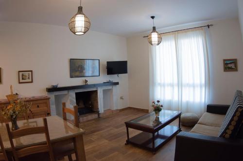 Imagen de la galería de Lagar del Chorro junto Caminito del Rey Piscina y Baloncesto, en El Chorro