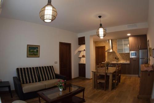 Imagen de la galería de Lagar del Chorro junto Caminito del Rey Piscina y Baloncesto, en El Chorro