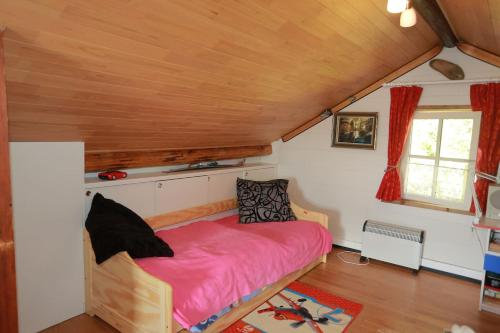 a bedroom with a bed in a tiny house at Le chalet de Roanne-Coo in Stoumont