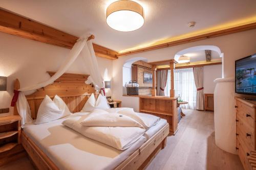Кровать или кровати в номере Wellnessresort Seiwald **** Superior