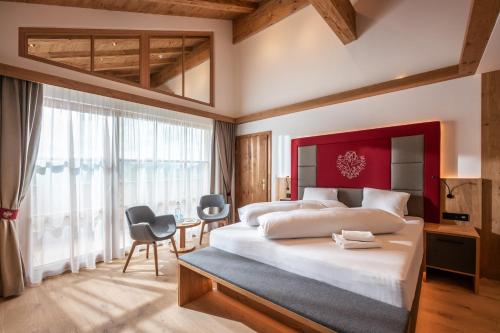 Кровать или кровати в номере Wellnessresort Seiwald **** Superior