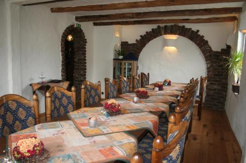 uma sala de jantar com uma mesa longa e cadeiras em Grillglut em Arnsberg