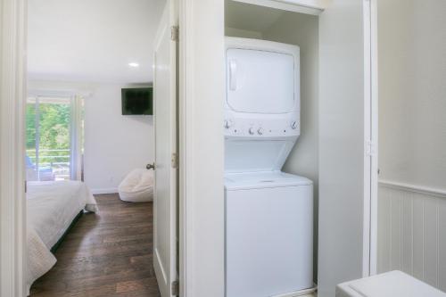 Postel nebo postele na pokoji v ubytování Moon River Suites #1