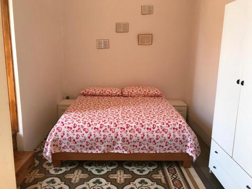 レッチェにあるNazario sauroのベッドルーム1室(赤いベッドカバー付)