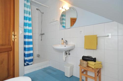 HostinnéにあるRodinné ubytování Debrnéのバスルーム(洗面台、トイレ、鏡付)