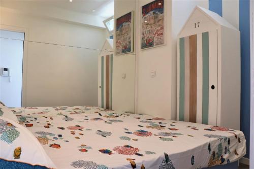 une chambre avec un lit avec un nichoir dessus dans l'établissement 2P NEUF vue Promenade des Anglais / Tram 10min centre, à Nice