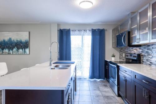 Una cocina o zona de cocina en ENTIRE 2 BEDROOM APARTMENT UPTOWN WATERLOO - e3