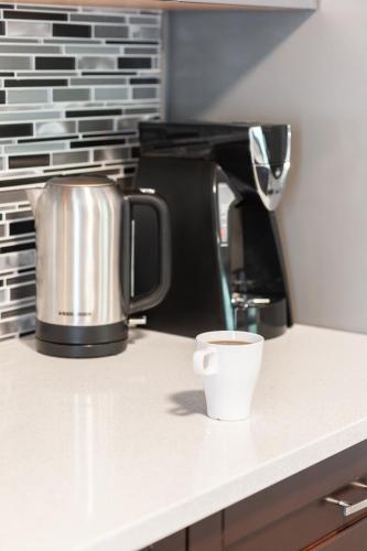 Utensilios para hacer té y café en ENTIRE 2 BEDROOM APARTMENT UPTOWN WATERLOO - e3