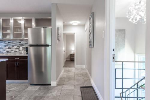 Una cocina o zona de cocina en ENTIRE 2 BEDROOM APARTMENT UPTOWN WATERLOO - e3