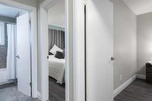 Cama o camas de una habitación en ENTIRE 2 BEDROOM APARTMENT UPTOWN WATERLOO - e3