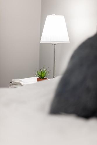 Cama o camas de una habitación en ENTIRE 2 BEDROOM APARTMENT UPTOWN WATERLOO - e3
