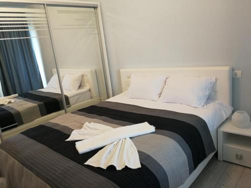 Ліжко або ліжка в номері Inima Mamaia LuxyMar 2 Apartment