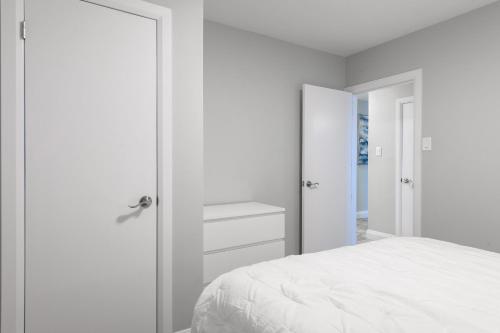 Cama o camas de una habitación en ENTIRE 2 BEDROOM APARTMENT UPTOWN WATERLOO - e3
