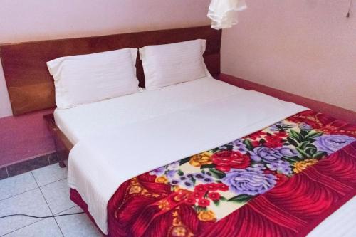 Ένα ή περισσότερα κρεβάτια σε δωμάτιο στο Starlight Hotel Mbale