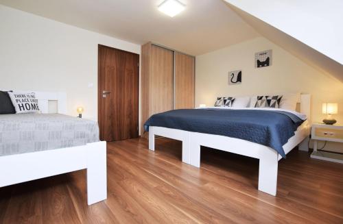 1 dormitorio con 1 cama grande y una escalera en Apartmán U Sikorek en Říčky
