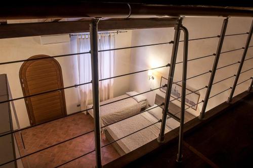Cette petite chambre comprend un lit et une fenêtre. dans l'établissement La Cascina Resort, à Casale la Cogna