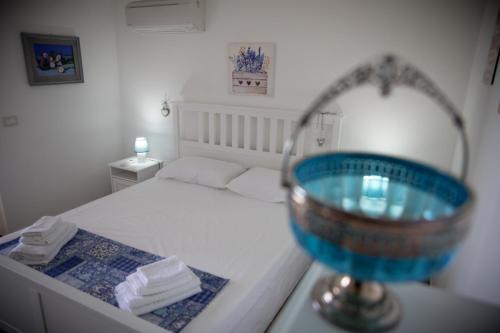 - une chambre avec un lit et un panier bleu sur un comptoir dans l'établissement BLUE HOUSE by PerryHolidays-Reservations, à Gioiosa Marea