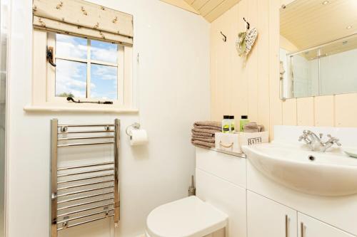 Bathroom sa Romantic secluded Shepherd Hut Hares Rest