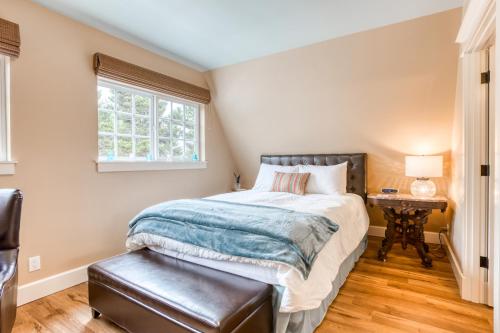 Un dormitorio con una cama grande y una ventana en Ocean Delight, en Warrenton