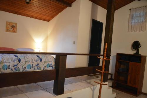 a living room with a bed and a wooden ceiling at Pousada Moinho Azul in Teresópolis