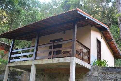 a house with a thatched roof at Pousada Moinho Azul in Teresópolis