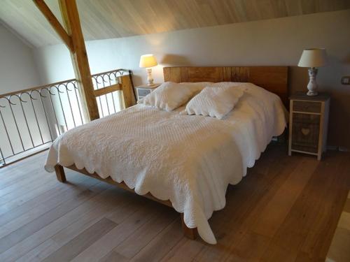 ein Schlafzimmer mit einem großen Bett mit weißer Bettwäsche und Kissen in der Unterkunft B&B Hoeve Ransberg in Ransberg