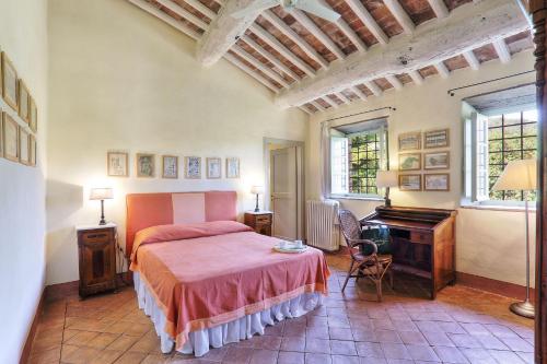 1 dormitorio con cama, escritorio y piano en Villa Sorgente, en Santa Maria Albiano