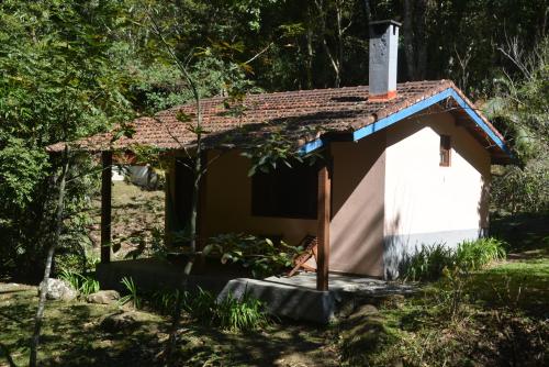a small house with a red roof at Pousada Moinho Azul in Teresópolis