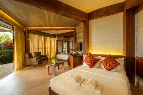 una camera con letto e un soggiorno di West 35 Eco Mountain Resort a Balamban