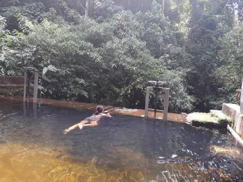 a child swimming in a pool of water at Pousada Moinho Azul in Teresópolis
