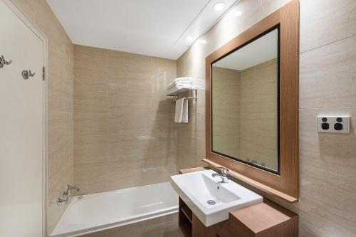 Koupelna v ubytování Quality Hotel Ambassador Perth
