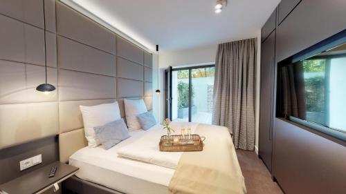 een slaapkamer met een bed met een mand erop bij White Pearl Apartment 0.06 in Timmendorfer Strand