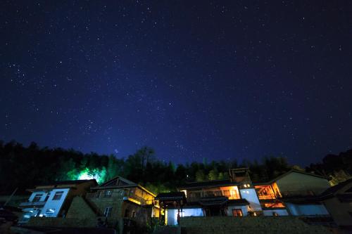 a starry night with a group of houses at Dayong Antique Feature Resort in Zhangjiajie