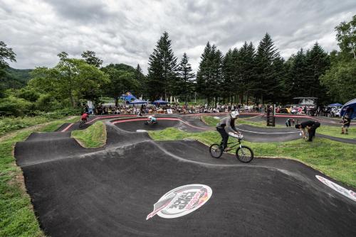 a man riding a bike at a skate park at Snow Peak Jyubako（AKAIGAWA TOMO PLAYPARK） in Akaigawa