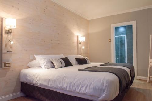 Postel nebo postele na pokoji v ubytování Hostal Boutique Puerta Roja