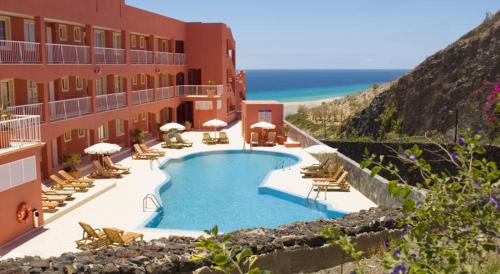 un hotel con piscina junto al océano en Apartamento Paraíso, en Costa Calma
