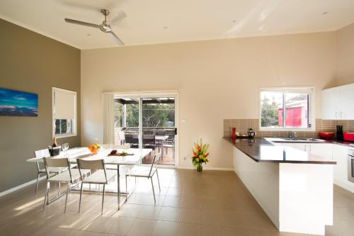 a kitchen and dining room with a table and chairs at Ingenia Holidays Middle Rock in One Mile