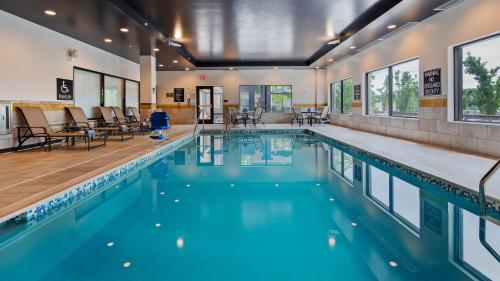 a swimming pool with blue water in a building at Best Western Plus Cranberry-Pittsburgh North in Cranberry Township