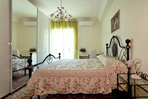 - une chambre avec un lit et un lustre dans l'établissement Il bacio Holidayhouse, à Rome