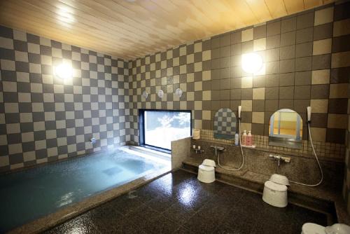 浜松市にあるホテルルートイン浜松西インターのバスルーム(シンクと鏡付きのスイミングプール付)